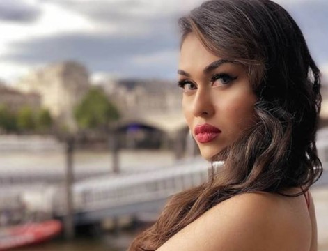 Hoa hậu có trái tim nhân ái ủng hộ ĐT Anh trước đại chiến với Đức